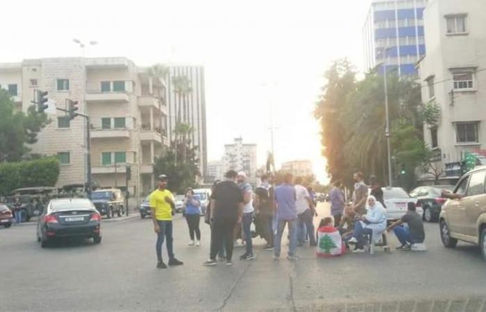 مواطنون افترشوا الطريق في ساحة ايليا احتجاجاً على تردي الاوضاع المعيشية