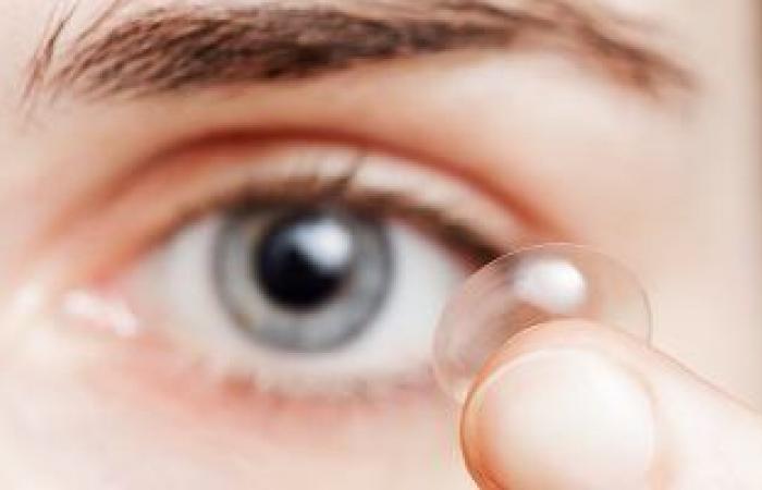 باحثون يطورون عدسة لاصقة تراقب ضغط العين وتعطي أدوية الجلوكوما عند الحاجة