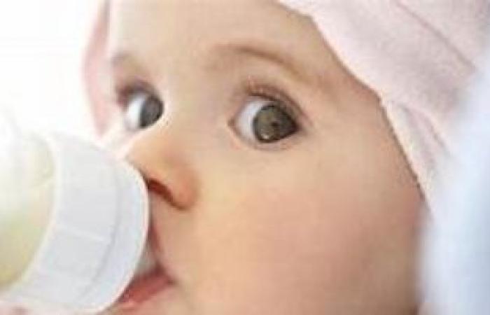 لماذا لا يستطيع الرضع شرب حليب البقر؟ خبراء طب الأطفال يجيبون