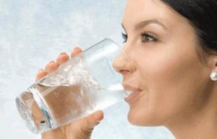 قل لا لشرب الماء أثناء الأكل.. هيسبب مشاكل هضم حادة وحموضة المعدة